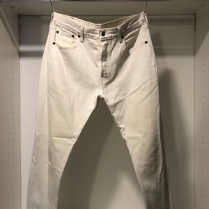 White Levi’s 30x32
